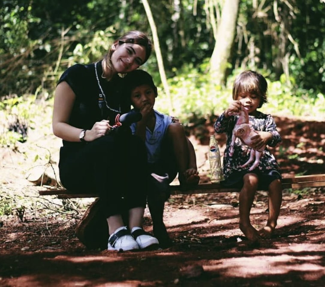 Con niños de la comunidad Mbyá en la selva