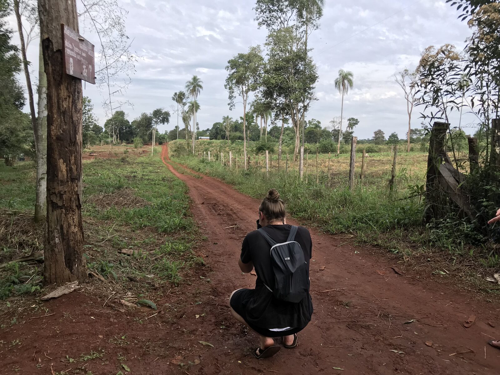 Lara fotografiando en el territorio